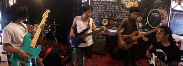 Sebelom maen checksound dulu biar ganteng hahaha <a href="/IBFOfficial/">IndonesianBassFamily</a>