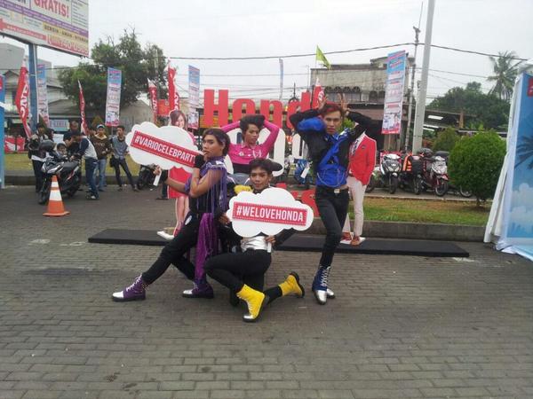 Bang Mpok, event #VarioSeleb Party di Pasar Kita Pamulang juga ada <a href="/ExMaleDancer/">EXMALE D★NCER</a> . Makin sore makin seruuu!!!
