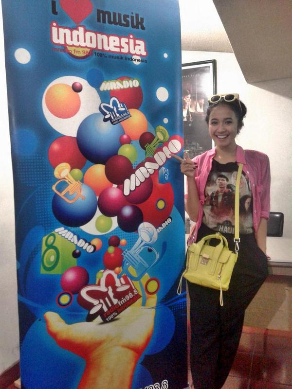 Bellaudyaa's tweet photo. Hi.. hahaaha ✌️💋 RT @Mradiosby: Hai marbel @Bellaudya829 film @hajibackpacker @falconpictures_ http://t.co/u9nx8toIQj