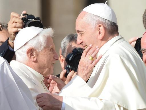 Le Pape François selon le témoignage des photos - Page 2 BynOBa3IIAADxFJ