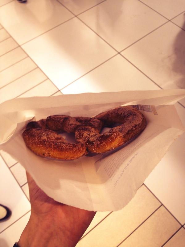 T1017a's tweet photo. 今日は吉祥寺で一風堂行ってから舞妓はレディみて食べ歩きした！
久々に一風堂行けてよかった
舞妓はレディは歌が特にすごくて鳥肌が立った！
��むけんが食べたかったシュークリームも食べられてよかったw http://t.co/t0yi3vkCVD