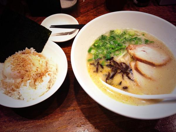 T1017a's tweet photo. 今日は吉祥寺で一風堂行ってから舞妓はレディみて食べ歩きした！
久々に一風堂行けてよかった
舞妓はレディは歌が特にすごくて鳥肌が立った！
��むけんが食べたかったシュークリームも食べられてよかったw http://t.co/t0yi3vkCVD