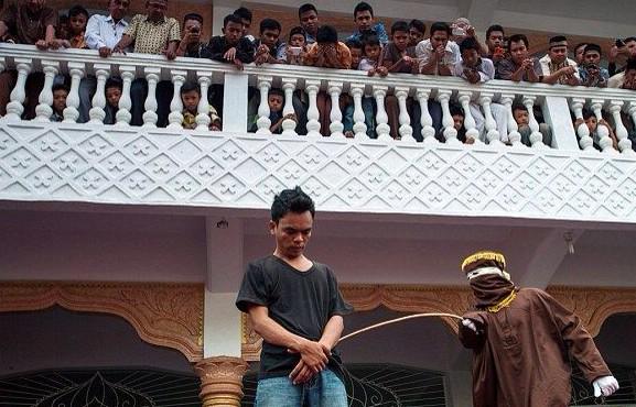 наказание в сингапуре за вождение. наказание палками в шариате. корейская школа наказание. сингапур наказание палками. сингапур наказание палками.