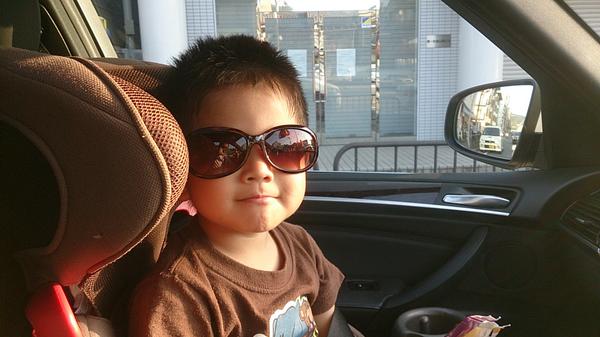 Tomokun185's tweet photo. 夏のような日差し。
超デカサン。
家族一同、爆笑。 http://t.co/VHurusNK3u