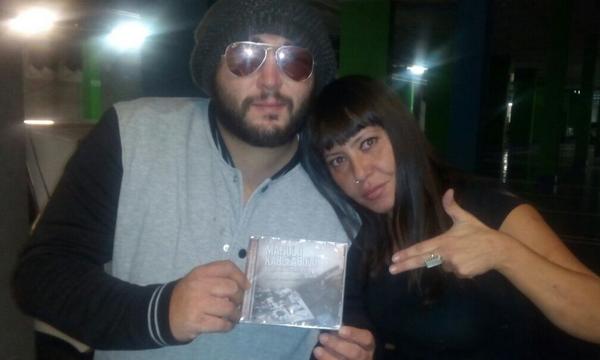 Comunicanroll's tweet photo. Kiko Rivera aka Paquirrin con el último disco de Manolo Kabezabolo de la mano de Evita @MKB_Ofizial @riverakiko http://t.co/qdwTKXr2EC