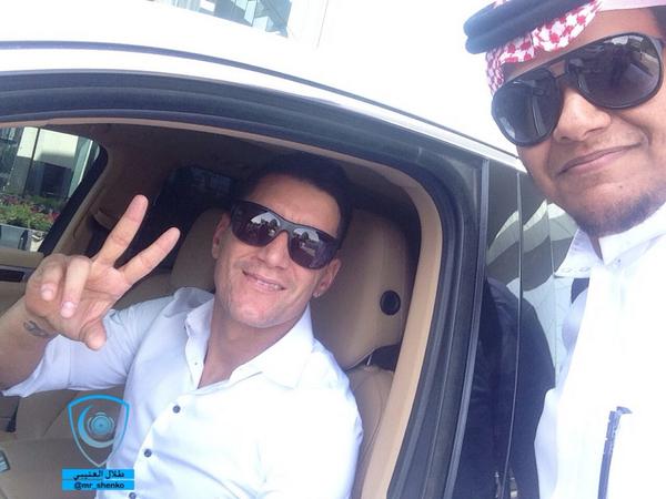 mr_shenko's tweet photo. سيلفي مع ابوكارولينا قبل قليل بالمملكة😜😜✋
والله وسواها ابوكارولينا😂😂✌️ http://t.co/1FBvJ6ayeO