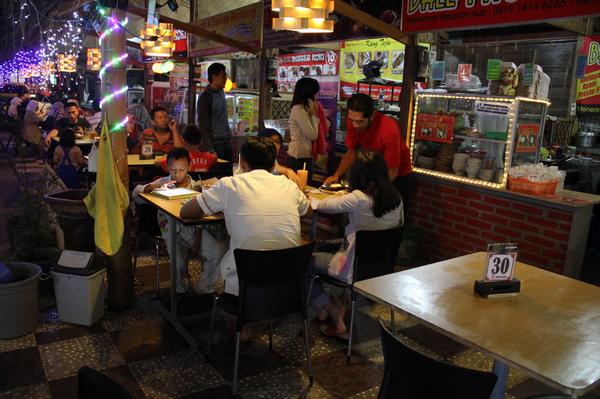 mbakminthi's tweet photo. Nantikan live performance JACKUSTIK di MEGA Kuliner #Magelang n' Mbak Mithi malam ini 20.00 #infoMGL @SeputarMGL http://t.co/4RKSfYTCfD
