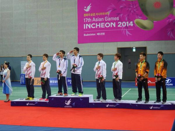 INDONESIAinLOVE's tweet photo. Foto :  Hormat Indonesia! Ahsan/Hendra di #Badminton #AsianGames2014 (byGwirjawan) http://t.co/yi4iZACIoA