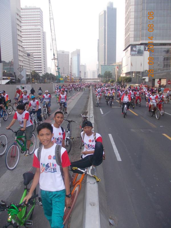 Barisan_Semut's tweet photo. #CarFreeDay &amp; Hut 69 TNI http://t.co/2lKESUdiky