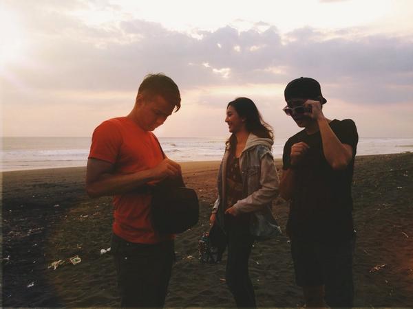 sheiladaisha's tweet photo. Senja hari di Pantai Trisik. Hari pertama, selesai dengan manis. cc: @ozan_putra @BobbySamueLL @DNPIIndonesia http://t.co/GB2Bditxzf