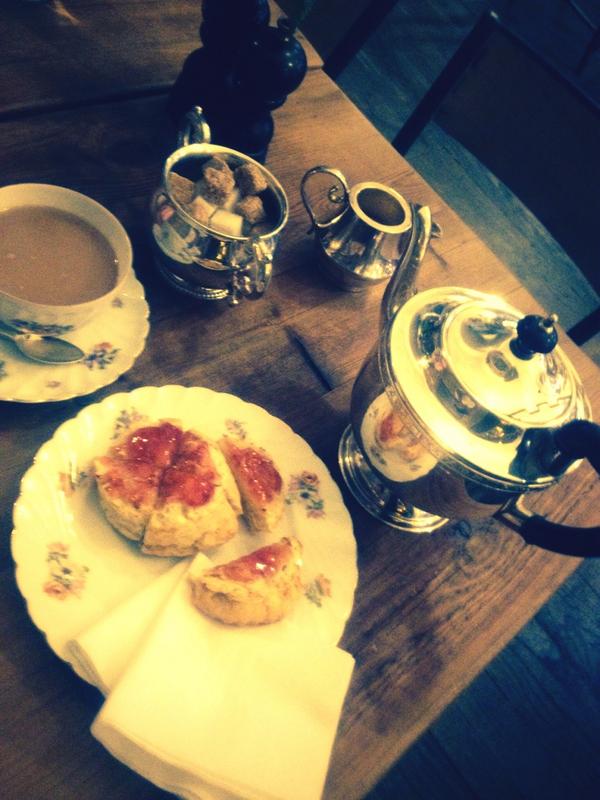 CarminaLancelot's tweet photo. #cheeky #sundaymorning #breakfast #tea&scones #poached #egges and #avocado #shopping @Selfridges @TimeOutLondon #fab http://t.co/oJToMKq50T