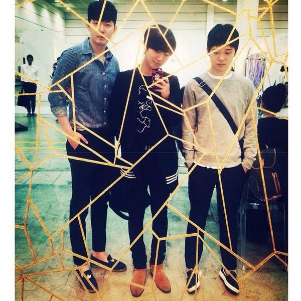 CloudsINA's tweet image. 140928 Trans #IG [by @two_woon] 

yesung1106: Korea International Art Fair #ThreeMen #HappyBirthdayShindong #Yesung