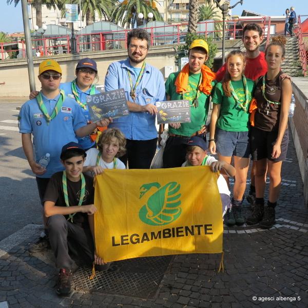albenga5's tweet photo. #Puliamoilmondo @Legambiente, Albenga giovani cittadini @agesci e volontari impegnati nella bonifica del fiume Centa http://t.co/hp1GaU82Rg