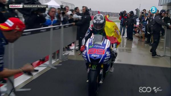 MediasetMotor's tweet photo. Lorenzo se lleva la victoria en Aragón gracias a su estrategia sobre mojado http://t.co/KOnXaaEDMP #megustanlasmotos http://t.co/mAJSjz8M9V
