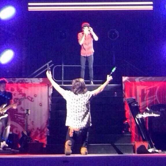 KeepUpdated1D's tweet photo. The fandom right now bc Zayn's vocals are on point. http://t.co/RYi0QII7j0