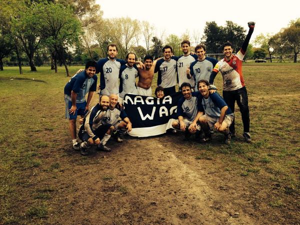 Primer victoria wacha en <a href="/UBADeportes/">UBA Deportes</a> con la hincha incondicional bancando los trapos y lluvia!