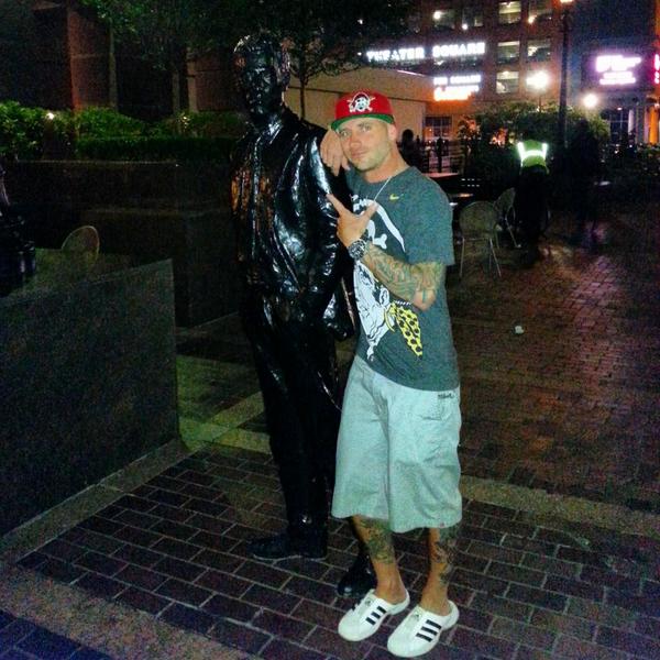19spraycan78's tweet photo. #bucsfanphoto hanging with Carnegie. http://t.co/5d0eG4GNYl