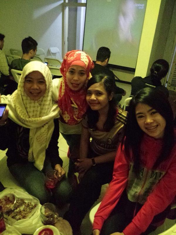 Haloooooo... Kita lagi nobar #CesenaMilan nih. Yuk angel-angel yang belum pada datang buruan ke sini, ke eskrimo x)