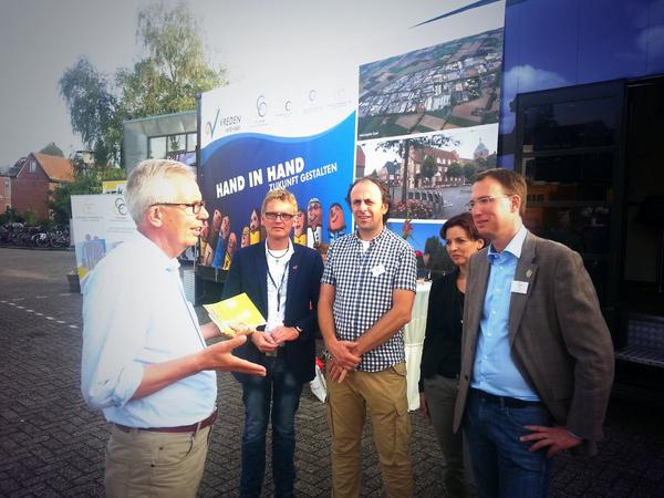 O2Winterswijk's tweet image. De burgemeesters van Winterswijk @thijsvanbeem en Vreden zijn niet weg te slaan van de beurs!