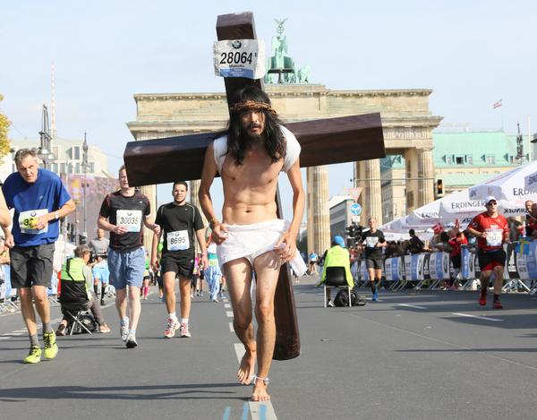 Die skurrilsten #berlinmarathon-Mitläufer - hier rennt Jesus 42 km barfuß! berliner-kurier.de/kiez-stadt/mar… <a href="/berlinmarathonE/">BMW BERLIN-MARATHON</a>