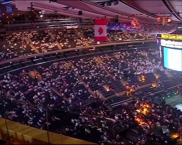 Ayescha_Khalid's tweet photo. Jam packed Madison Square awaits PM Modi.  #ModiAtMadison http://t.co/HSW0VgeRln"