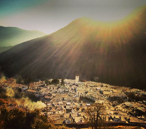 Sally_RideMusic's tweet photo. Amanecer en Capileira http://t.co/Gs4UjskPRF