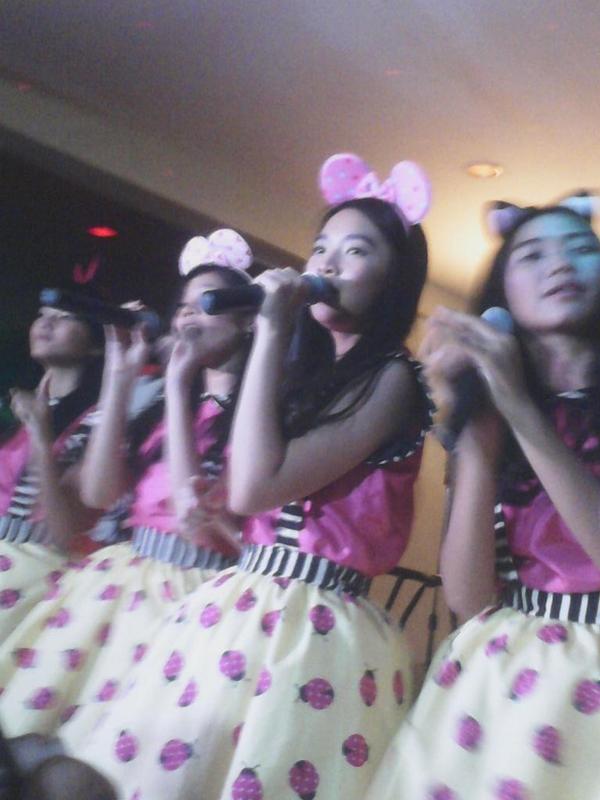 ShierenersFC's tweet photo. @Teens_Shieren Cileng,aku dateng loh:( tapi dikacangin nih:( http://t.co/XWrU8DtUrJ