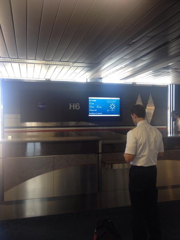 sawbonez's tweet image. Even the pilot is waiting for someone to get to the counter! Boarding in 11 minutes! I #flyingproblems