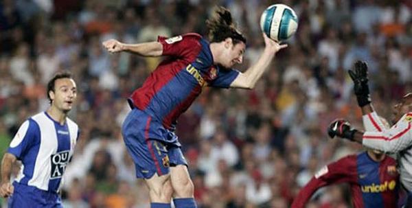 El10Eterno's tweet photo. Los 401 goles de Messi:
-331 de zurda
-53 de derecha
-15 de cabeza
-1 de mano
-1 de pecho http://t.co/9ld2acNuTJ