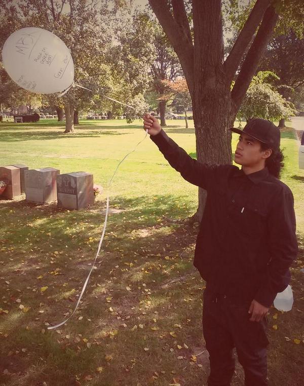 THEREALCR00K's tweet photo. Balloon Release 🎈 #RipMOM #RipLilBro #RipANDREWJONES #RipBlast !! 🙏🙏 http://t.co/VHvp1bGoit
