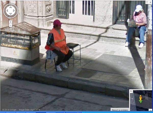 fcassia's tweet photo. Su funcion es parar taxis,y desp manguearte una moneda. Invento de #Cordoba. http://t.co/SZCKs6Ft8z #StreetViewARG http://t.co/IknYgIvzNi