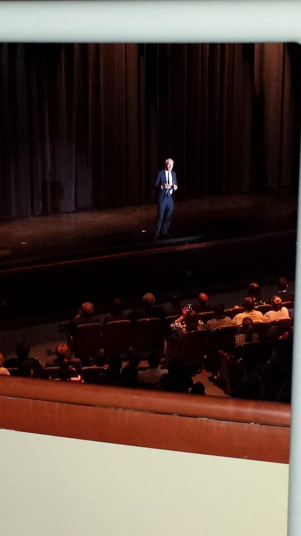 FlorJasmine22's tweet photo. Escuchando el discurso de @jorgeramosnews http://t.co/OK03g7t9se