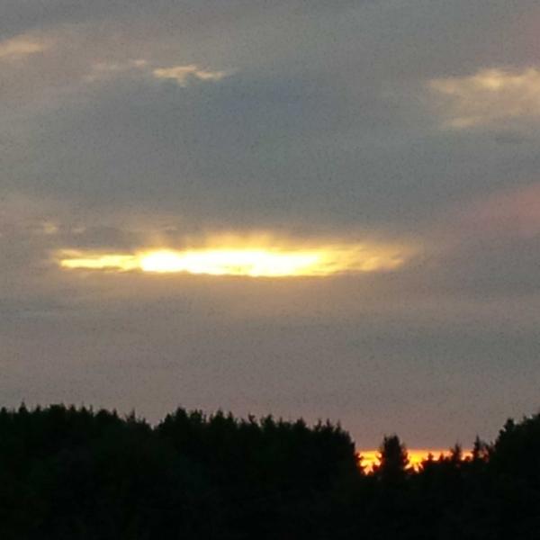 JodilynnT's tweet image. There's a hole in the sky #clouds #fallnight @weathernetwork
