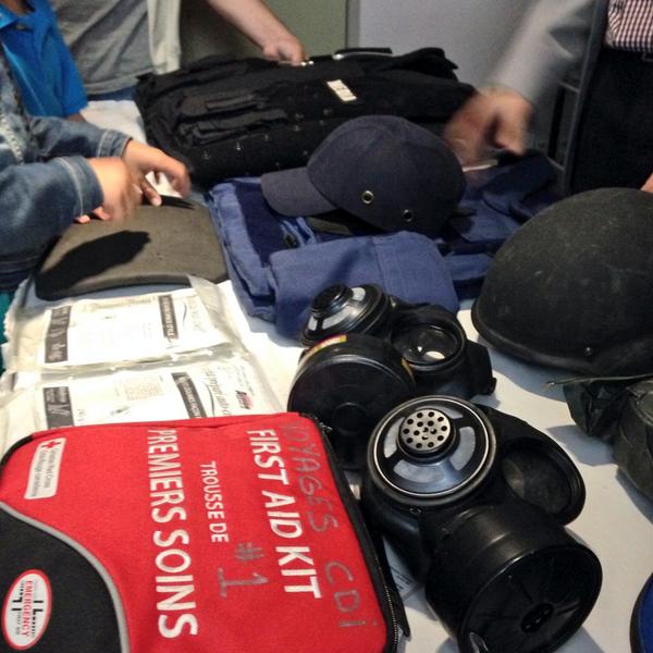 iciradiocanada's tweet photo. Voici ce que porte un journaliste en zone de guerre. Pensée pour @mebedardSRC et @castongs qui sont en Irak. #JDC2014 http://t.co/ES4COiPzuc
