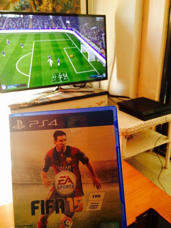 cabeleira_3's tweet photo. Me pasado una buena tarde dando unos buenos repasos a @crisxerez7 @JoseSerrano88 #FIFA15 #juegazo http://t.co/QysOSCXcqT