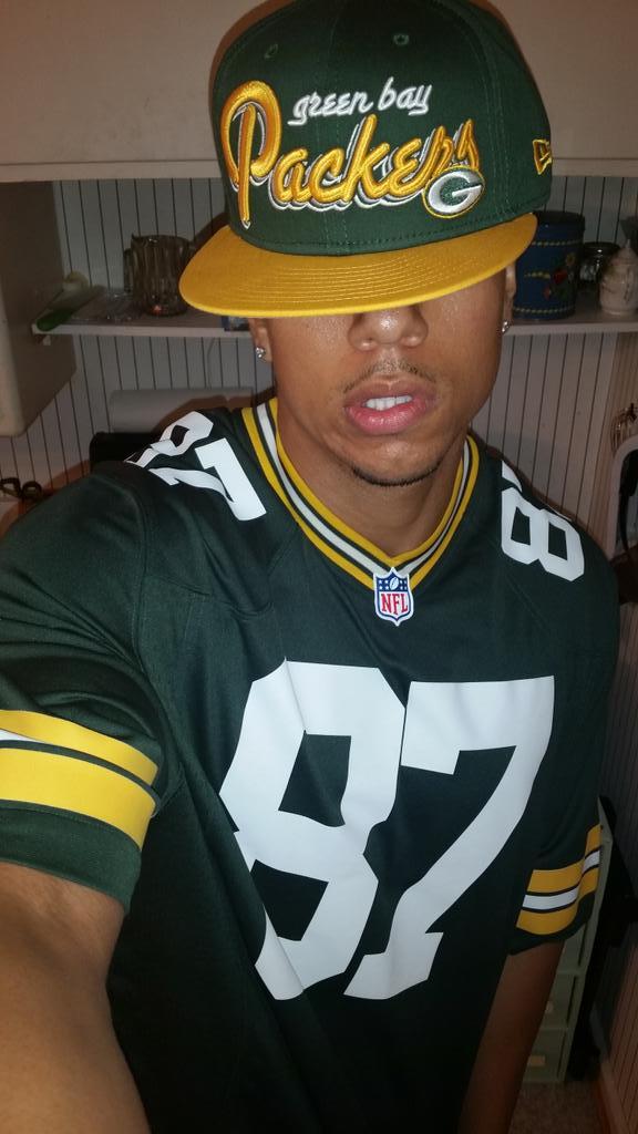 TherealDlux's tweet photo. I tried to tell these Bear fan's Packer all day be quite like real losers do...lol #bombbomb #dluxway #teamdlux http://t.co/SYky56KRXE