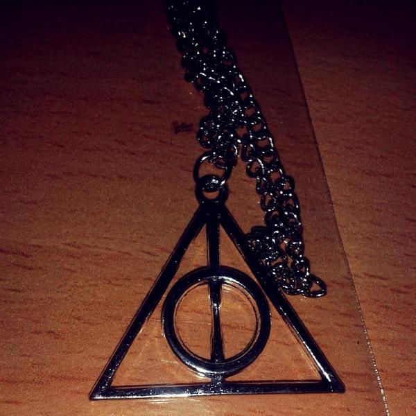 HearRoarCersei's tweet photo. VENDO COLLAR RELIQUIAS DE LA MUERTE. 3 €. #HarryPotter #Potterhead http://t.co/elMWY8NWi7