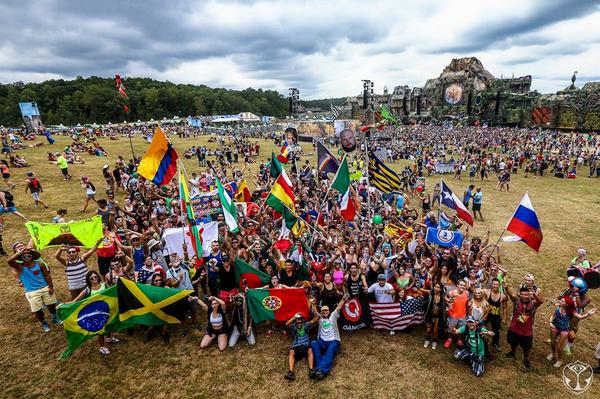 TomorrowlandSPA's tweet photo. Separados por fronteras y unidos por la música #PeopleOfTomorrow @TomorrowWorld http://t.co/YSFqwFOJpp