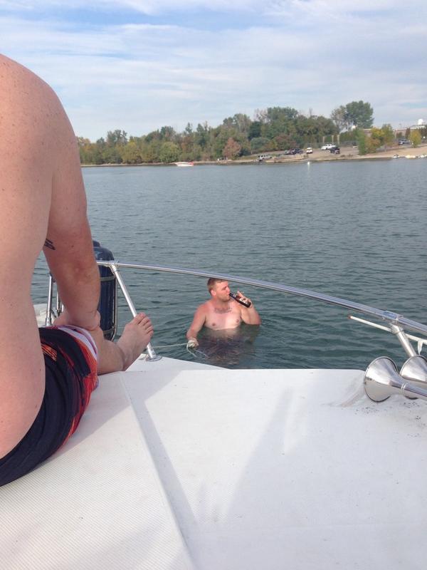 LoremIpsumBoat's tweet photo. Batteries died. Getting towed by @EricJNilsson while @EGVadam watches from the bow and #Tammy relaxes. #imaboat http://t.co/dTrAle8cqE