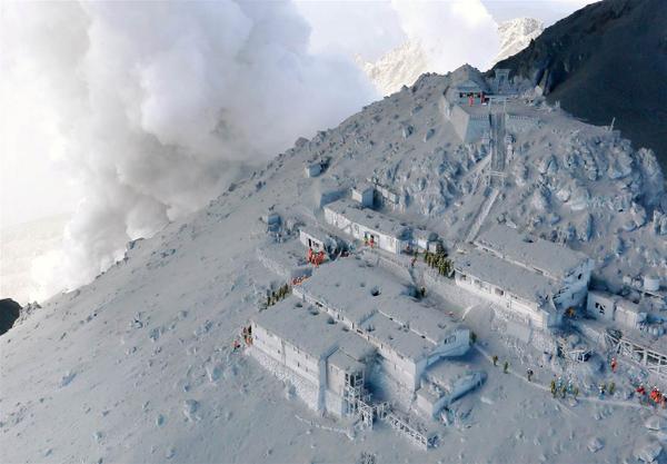 abollis's tweet photo. Non è neve, ma cenere (l'eruzione del #vulcano Ontake, in #Giappone http://t.co/ZvgRlTXNwv Foto dal Kyodo News http://t.co/lVY2d7AsFB