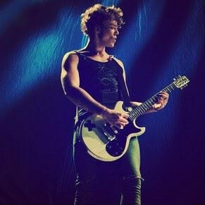 I play guitar to 😏