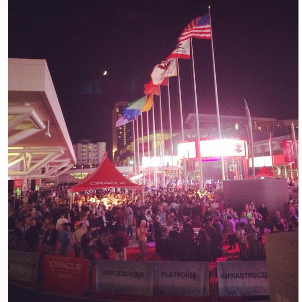 Oracle's tweet image. Full house at the @OracleOpenWorld welcome reception tonight. #oow14
