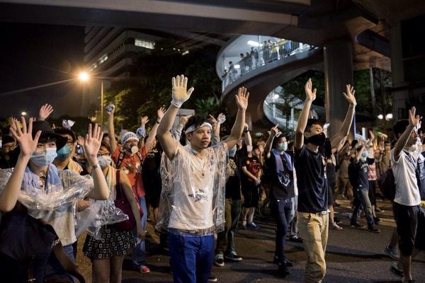 AbbyMartin's tweet photo. Beautiful global solidarity in #HongKong where protesters are marching with "hands up, don't shoot" gesture #Ferguson http://t.co/6l4uEwjLXN
