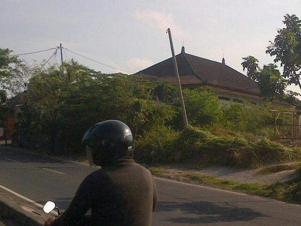 Tiang listrik miring menunggu jatuh dan makan korban?