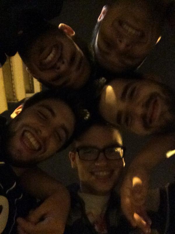 Peran93's tweet photo. Noche épica e inmejorable con estos grandes @Juantydesos @Martindesos @Adrianinhi #adriD http://t.co/lqDRDD73sO