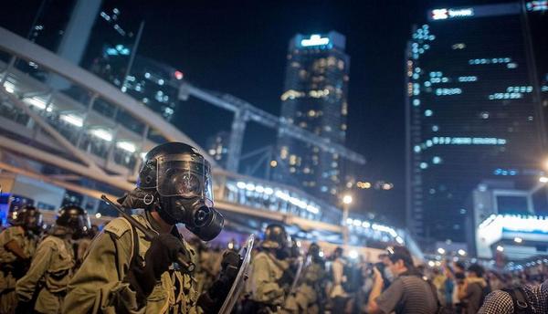 KenRoth's tweet image. #China shuts down Instagram to prevent mainlanders from seeing images like this from Hong Kong trib.al/QeBsfFE