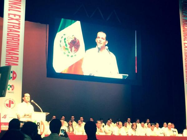 edgarmr's tweet photo. Cada quien muestra su músculo.
Hoy Juan José Ruiz mostró el suyo en teatro lleno @Juanqro 
#2015 #futuro 
@ppcalzada http://t.co/rKWg0yInsY