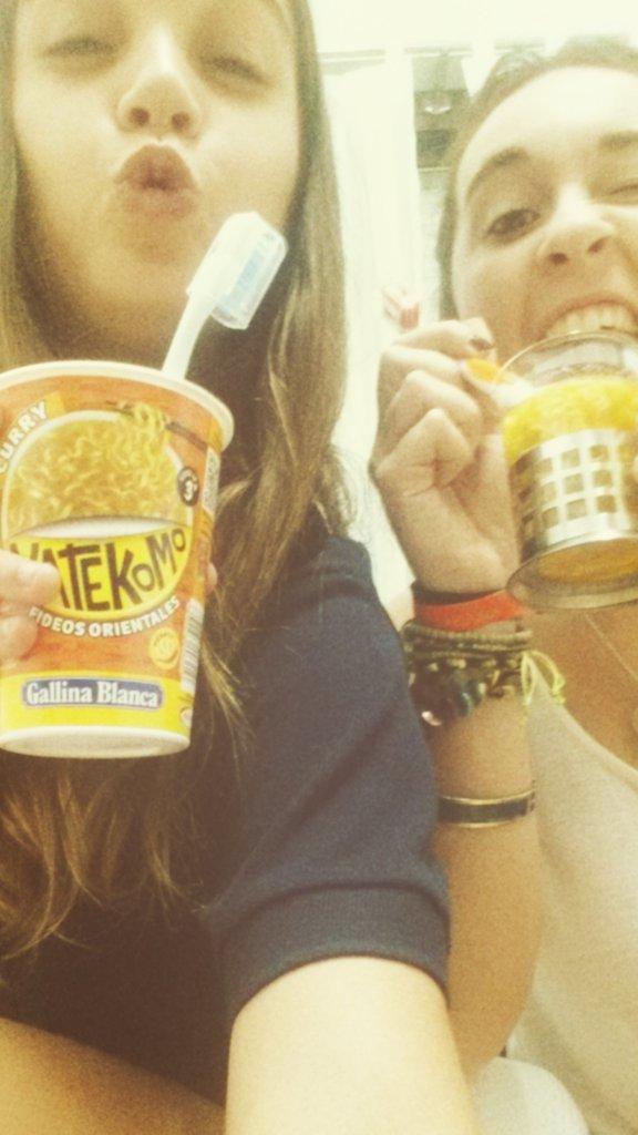 Martiita_Good's tweet photo. Noddles a medianoche con cepillos de dientes a falta de palillos y cubiertos @sil_aa... #weareback 🍲👌 http://t.co/DleTqwSrMb