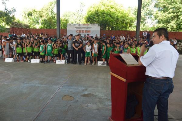 delioperez1's tweet photo. Acompañado del Dir. Del @IDEY_oficial inauguramos la liga infantil estatal de básquetbol CEDEM @CR_IDEY @GobYucatan http://t.co/ewSORL4wb5