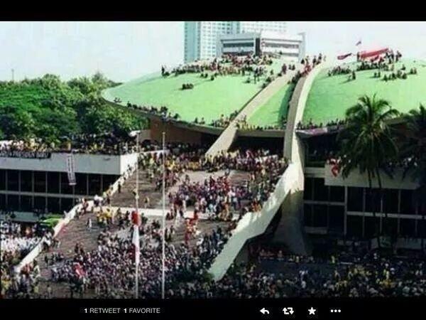 alimtriyono's tweet photo. #ShamedByYouAgainSBY http://t.co/szM5Luexko